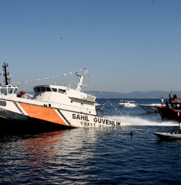 Çeşme’de Sahil Güvenlik Gemisi Gözyaşlarıyla Batırıldı